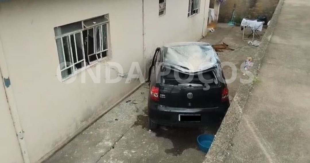 Carro invade casa e por pouco não atinge crianças no quintal; condutor estava bêbado