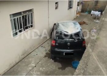 Carro invade casa e por pouco não atinge crianças no quintal; condutor estava bêbado