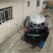 Carro invade casa e por pouco não atinge crianças no quintal; condutor estava bêbado