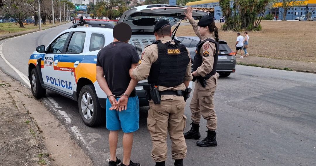 Foragido e sem CNH: homem bate carro com bebê a bordo em Poços e acaba preso