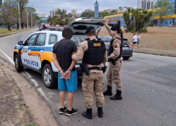 Foragido e sem CNH: homem bate carro com bebê a bordo em Poços e acaba preso