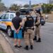 Foragido e sem CNH: homem bate carro com bebê a bordo em Poços e acaba preso