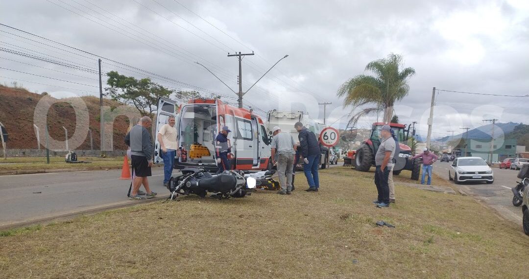 URGENTE: jovem é internada em estado gravíssimo após bater em paralama de caminhão da Prefeitura de Poços