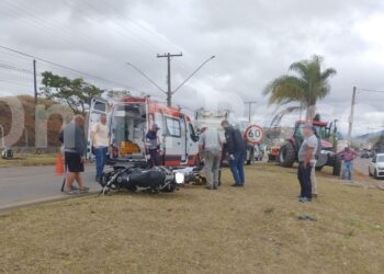 URGENTE: jovem é internada em estado gravíssimo após bater em paralama de caminhão da Prefeitura de Poços