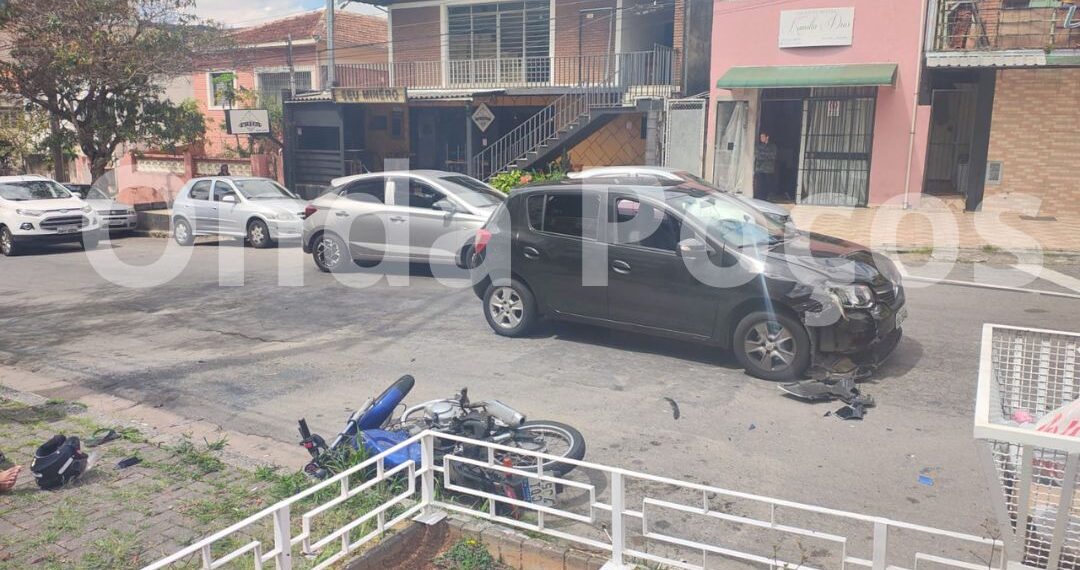 Homem foge da polícia, bate a moto e acaba preso por tráfico de drogas em Poços