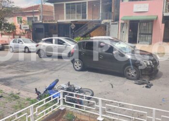 Homem foge da polícia, bate a moto e acaba preso por tráfico de drogas em Poços