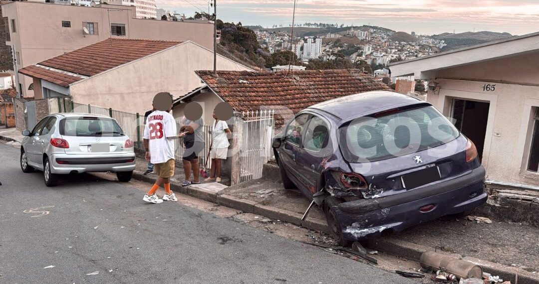 Condutor passa mal ao volante, bate em carro e atinge portão de residência