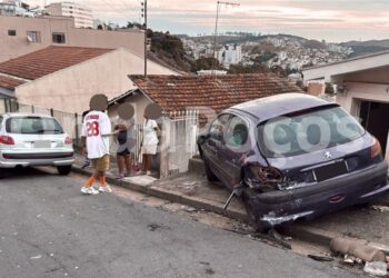 Condutor passa mal ao volante, bate em carro e atinge portão de residência