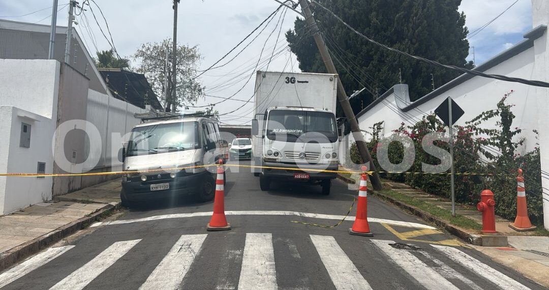 Caminhão enrosca em fiação e quase derruba poste em Poços de Caldas