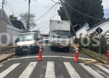 Caminhão enrosca em fiação e quase derruba poste em Poços de Caldas