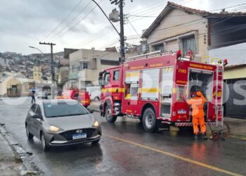 Incêndio mobiliza Corpo de Bombeiros em comércio de Poços de Caldas