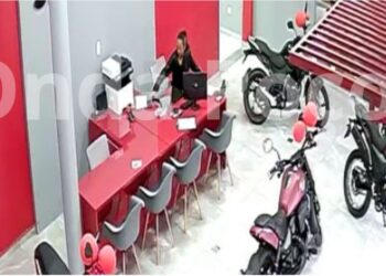 VÍDEO: mulher é presa pela GCM após distrair funcionário e furtar celular em loja de Poços