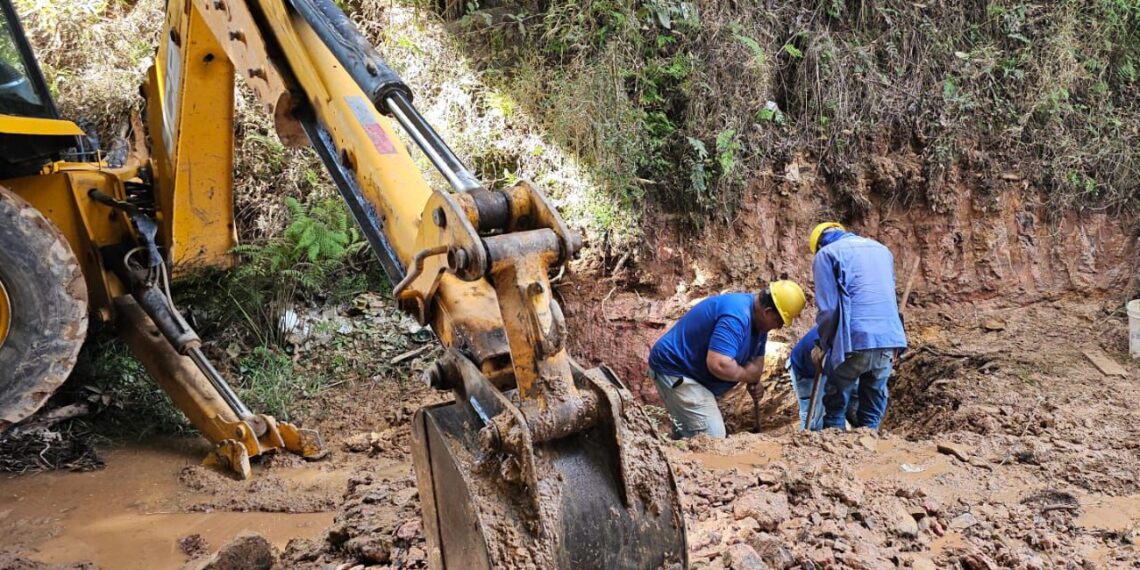 Empresa rompe tubulação e moradores da zona sul ficam sem água em Poços de Caldas