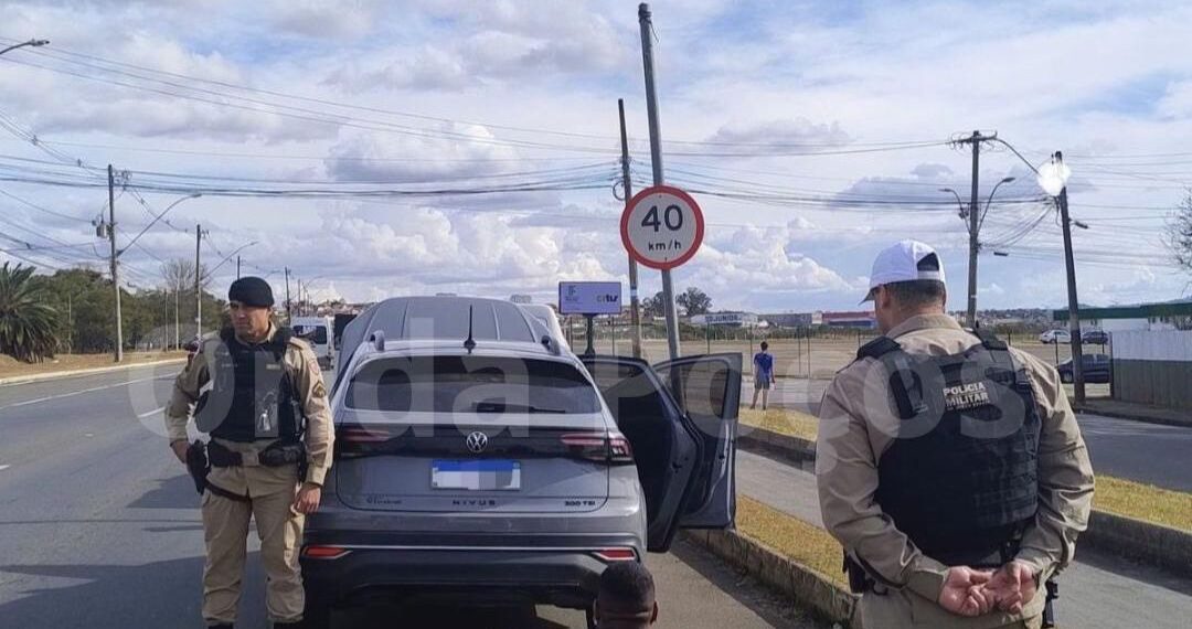 Carro roubado no RJ é encontrado em Poços e condutor é preso pela PM