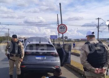 Carro roubado no RJ é encontrado em Poços e condutor é preso pela PM
