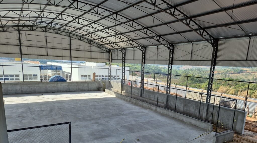 Obra da quadra poliesportiva do Jardim Itamaraty avança com 65% concluída em Poços