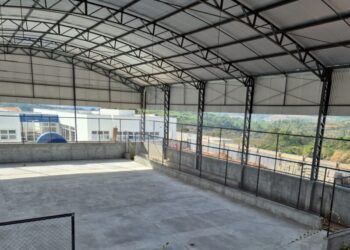 Obra da quadra poliesportiva do Jardim Itamaraty avança com 65% concluída em Poços