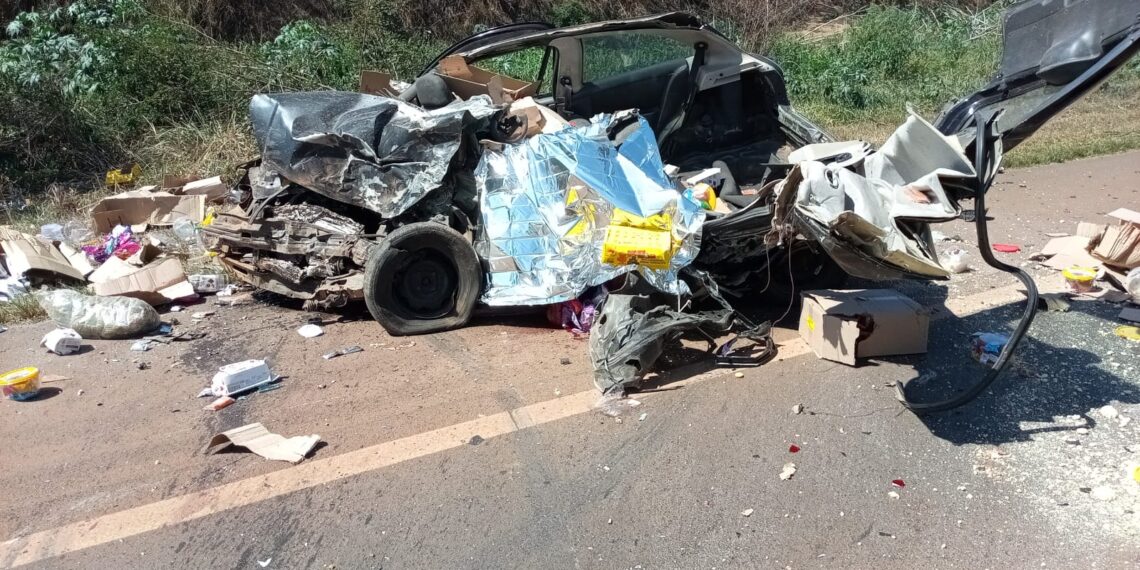 Homem morre após acidente entre carro e caminhão na SP-215