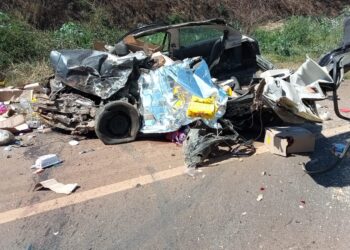 Homem morre após acidente entre carro e caminhão na SP-215