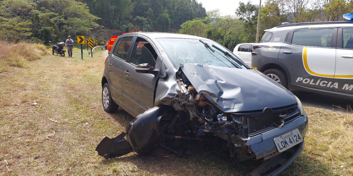 Mulher fica ferida após colisão entre moto e carro