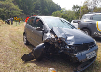 Mulher fica ferida após colisão entre moto e carro