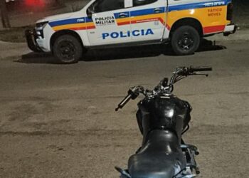 Fuga termina em acidente e apreensão de motocicleta furtada em Poços