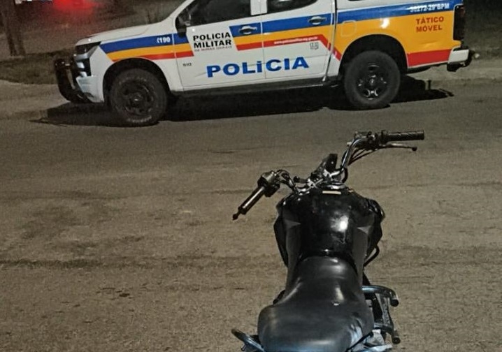 Fuga termina em acidente e apreensão de motocicleta furtada em Poços