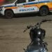 Fuga termina em acidente e apreensão de motocicleta furtada em Poços