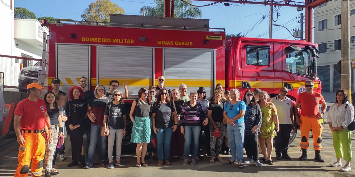 Idosos participam de atividade educativa com bombeiros em Poços de Caldas