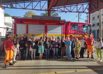 Idosos participam de atividade educativa com bombeiros em Poços de Caldas
