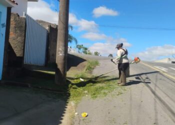 Prefeitura de Poços intensifica limpeza urbana nos bairros da cidade