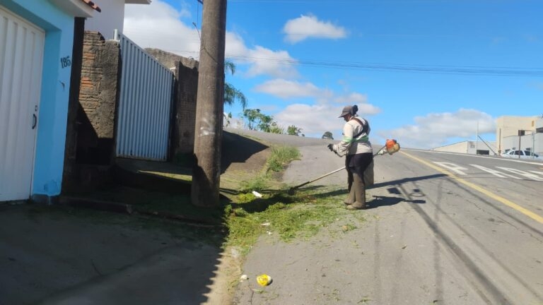 Prefeitura de Poços intensifica limpeza urbana nos bairros da cidade