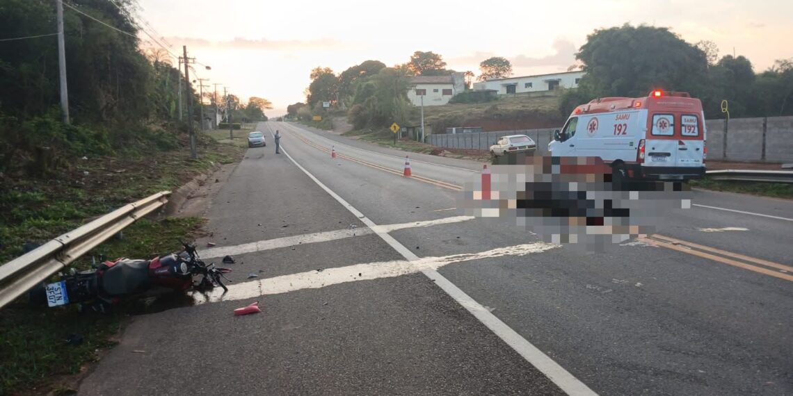 Motociclista fica gravemente ferido após colidir com vaca em rodovia na região; animal não sobreviveu