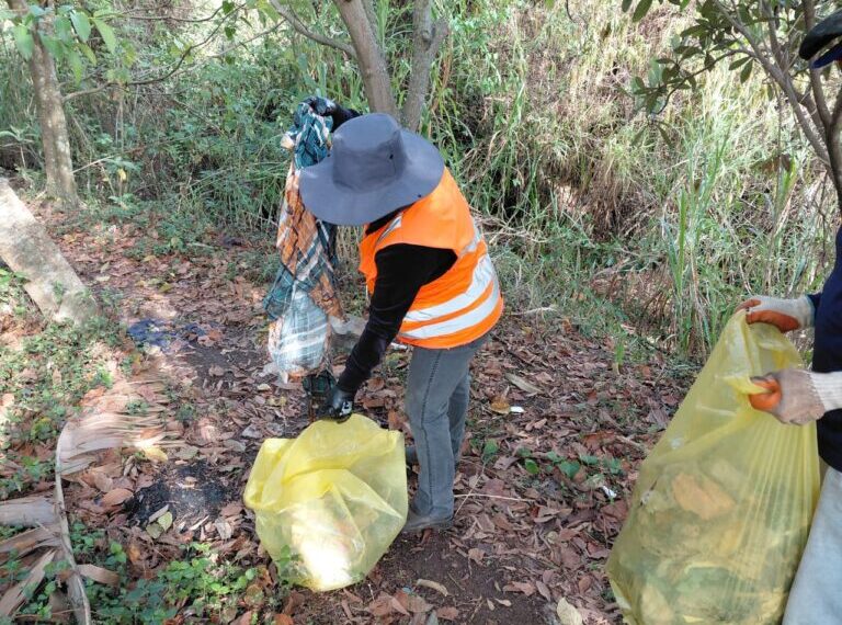 Quase 3 toneladas de lixo são retiradas de córrego em Poços de Caldas