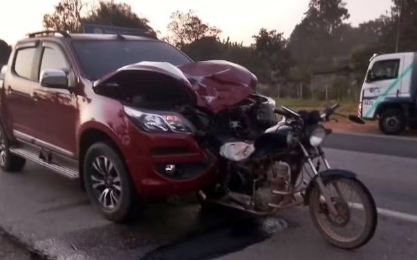 Ocupante de moto cai na pista e morre após ser atropelado em rodovia na região