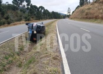 Veículo tomba próximo à Unifal em Poços de Caldas