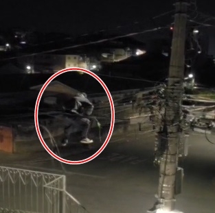 VÍDEO: Homem é flagrado dependurado furtando fiação no jardim Ipê em Poços de Caldas