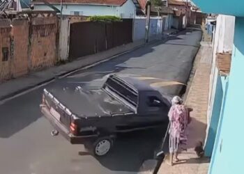 VÍDEO: Por centímetros, idosa escapa de ser atropelada por picape desgovernada enquanto varria calçada