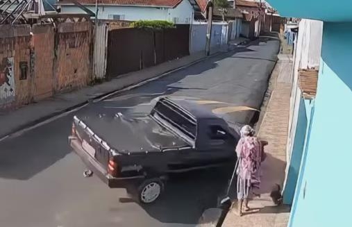 VÍDEO: Por centímetros, idosa escapa de ser atropelada por picape desgovernada enquanto varria calçada