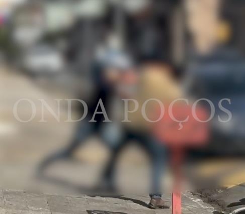 VÍDEO: Briga de trânsito termina em agressões no centro de Poços de Caldas