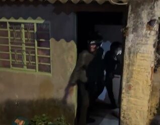 VÍDEO: Revoltados por agressão contra motoentregadora, motociclsitas invadem casa no bairro São José em Poços