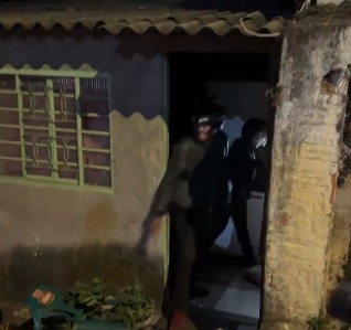 VÍDEO: Revoltados por agressão contra motoentregadora, motociclsitas invadem casa no bairro São José em Poços