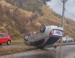 VÍDEO: Mulher fica ferida após carro capotar na avenida Vereador Edmundo Cardillo em Poços
