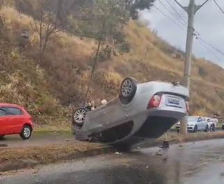 VÍDEO: Mulher fica ferida após carro capotar na avenida Vereador Edmundo Cardillo em Poços