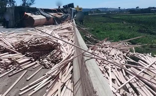 Carreta carregada com madeira tomba na Fernão Dias e causa congestionamento de 17 km