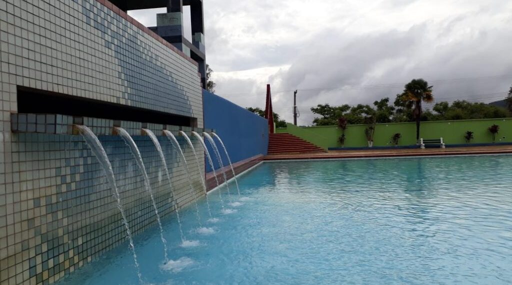 Por falta de salva-vidas, piscinas públicas de Poços são temporariamente fechadas