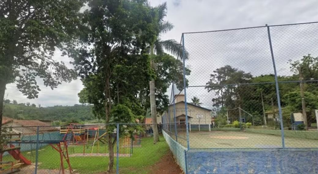 Mulher é esfaqueada e fica em estado grave após briga entre mães em creche na região