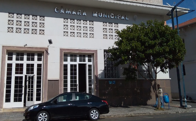 Após reunião com secretários, vereadores optam por retirar requerimento que criava CPI do Fundeb em Poços