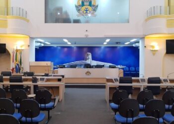 VÍDEO: Vereador de Poços se confunde durante pronunciamento e chama colega de “pastel” sem querer