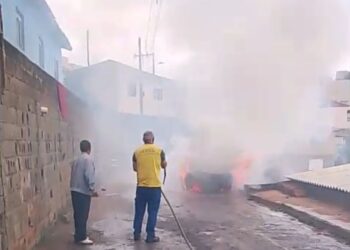 VÍDEO: Mulher coloca fogo no carro do marido após briga em Campestre